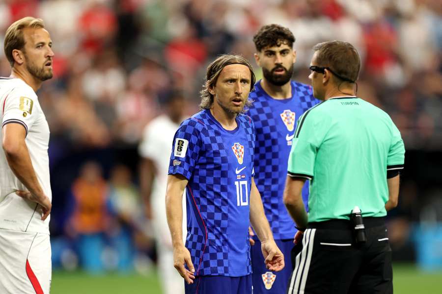 L'arbitre français Clément Turpin en discussion avec Luka Modric L'arbitre français Clément Turpin en discussion avec Luka Modric