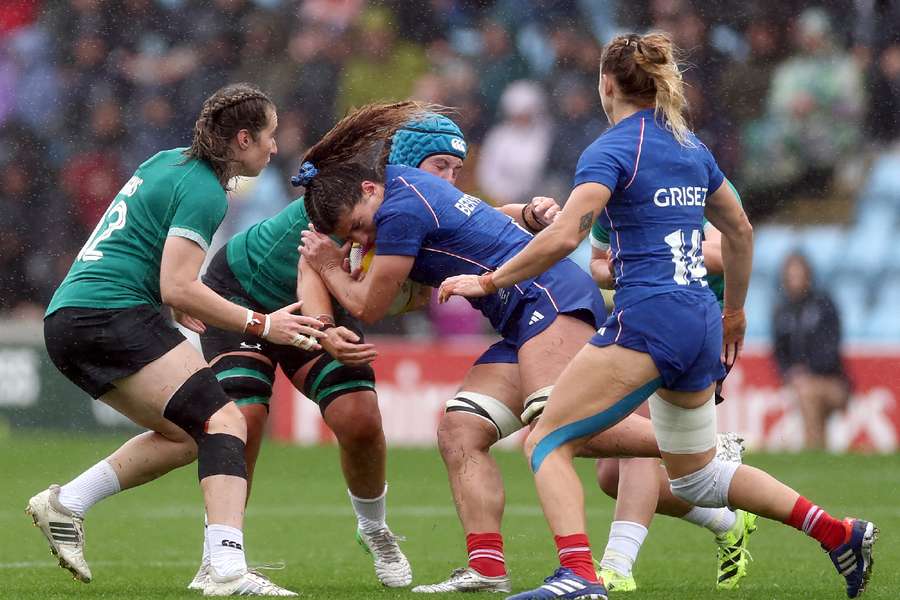 Berthoumieu being tackled 