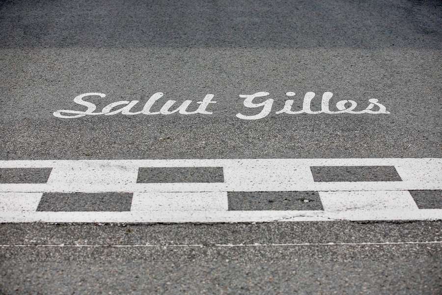 Der Gruß an Namensgeber Gilles Villeneuve am Start-Ziel ist ein Pflicht-Fotomotiv.