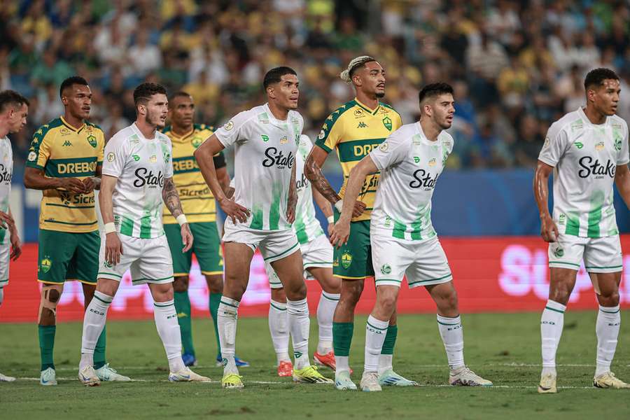 Juventude assustou nas bolas paradas no primeiro tempo