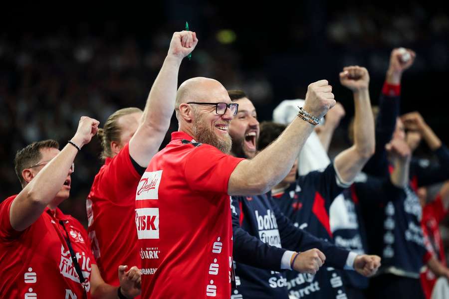 Flensburgs Coach Ales Pajovic (m.) ballt während der Partie bereits die Siegerfaust