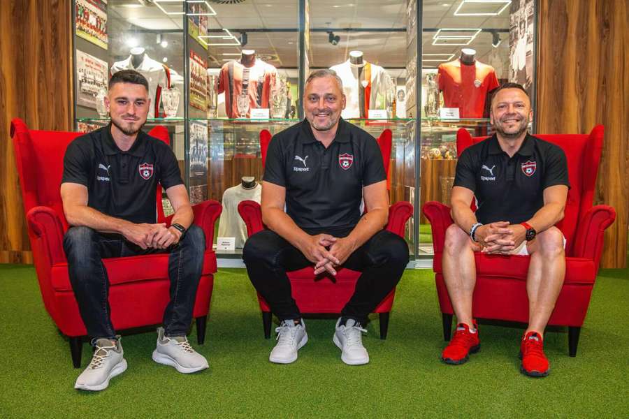 Nový realizačný tím Spartaka - zľava asistent Chorvath, v strede tréner Ščasný a vpravo jeho ďalší asistent Durkáč.