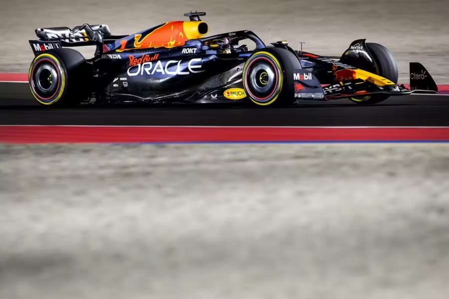 Max Verstappen nechal za sebou oba McLareny.