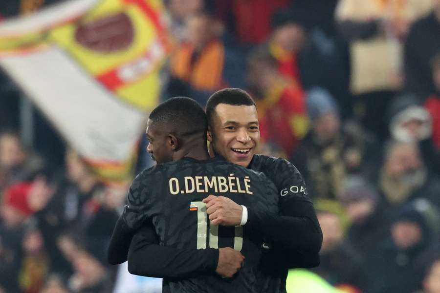 Dembélé e Mbappé abraçam-se durante um dos últimos jogos.