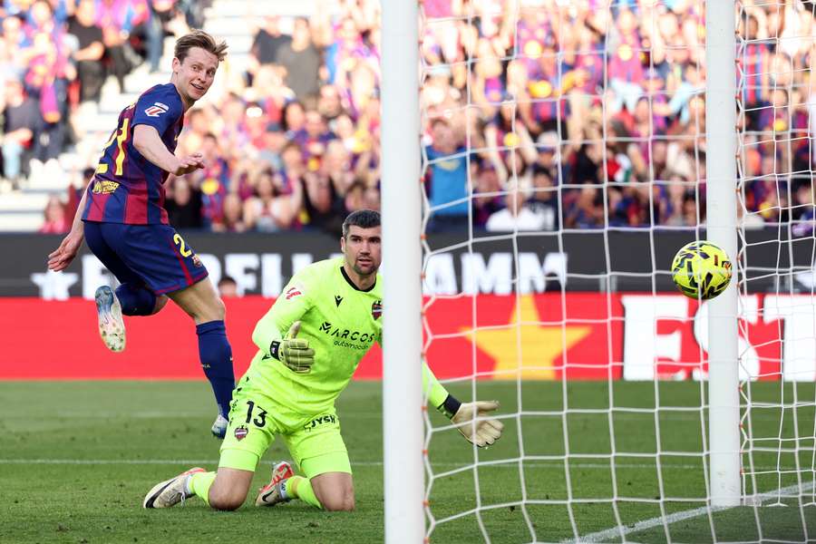 Frenkie De Jong zvyšoval proti Levante na 2:0 pro Barcelonu.