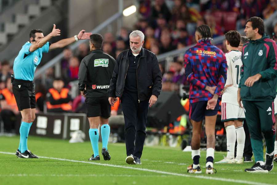 José Mourinho durante o El Clásico José Mourinho durante o El Clásico