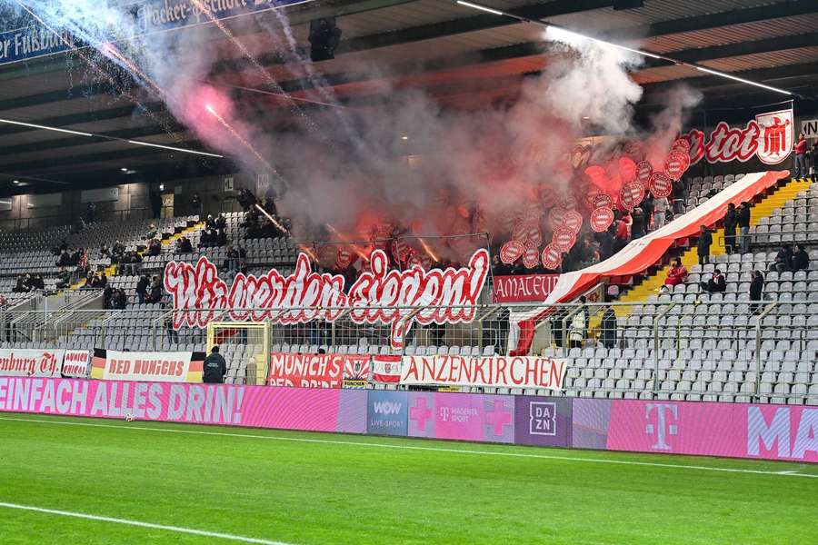 Bayern-Fans zündeten im Spiel gegen Burghausen wiederholt pyrotechnische Gegenstände