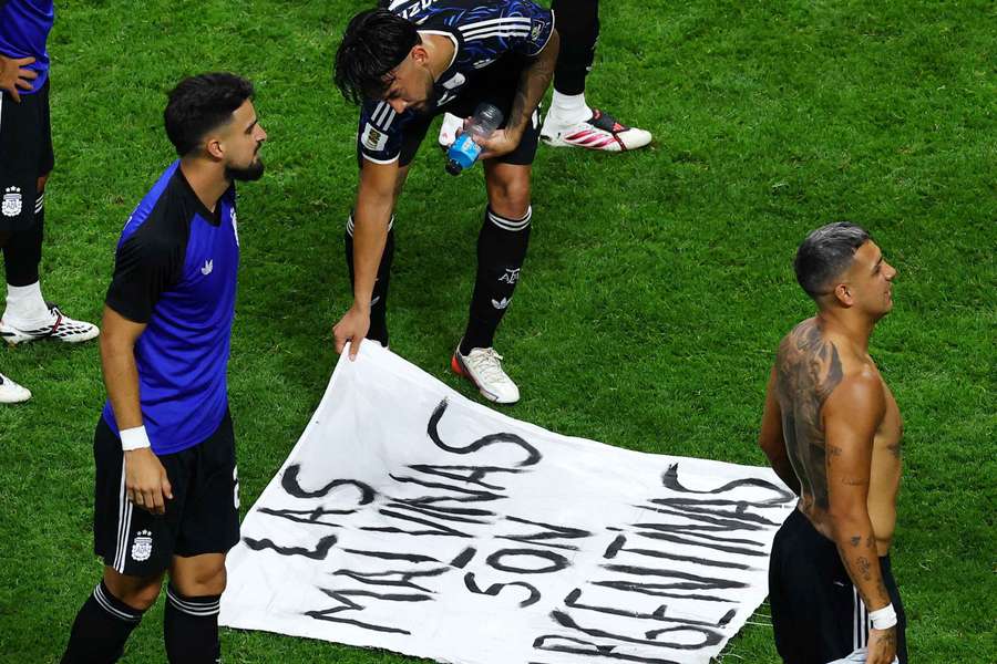 La banderole portée par les Argentins. La banderole portée par les Argentins.