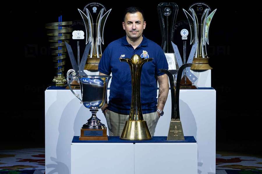 Ricardo Ares con los trofeos conquistados por el FC Porto