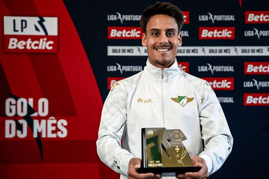 Benny com o troféu de golo do mês