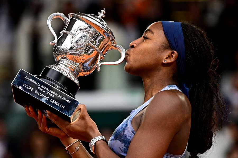 Coco Gauff cu trofeul Roland Garros