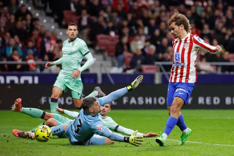 Griezmann, en el remate ante Ryan que supuso el 2-1