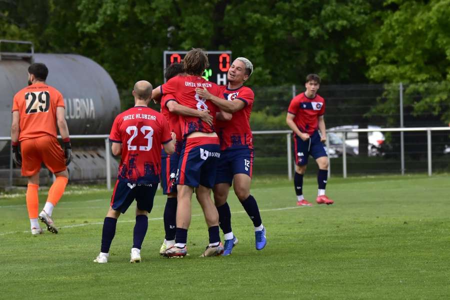 Fotbalisté Hlubiny slaví gól.