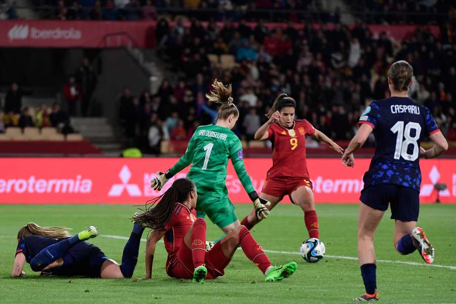 Alba Redondo, en un partido con España.