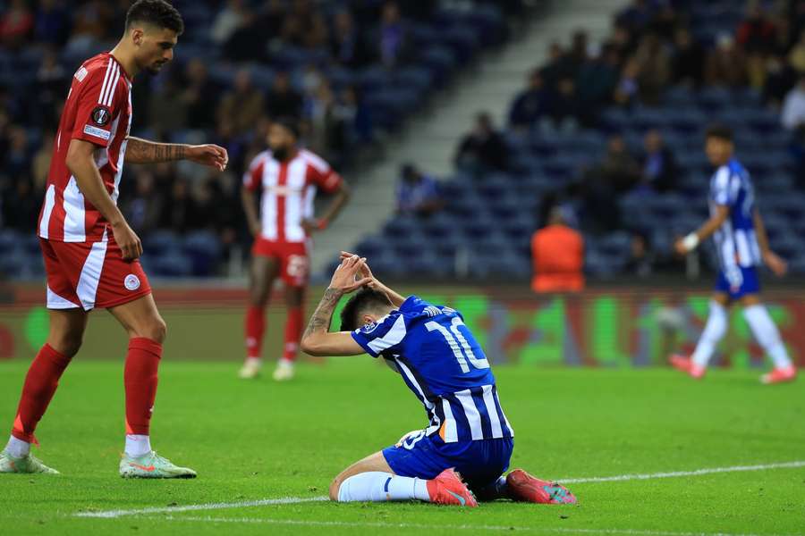 A reação de Fábio Vieira após a derrota com o Olympiacos