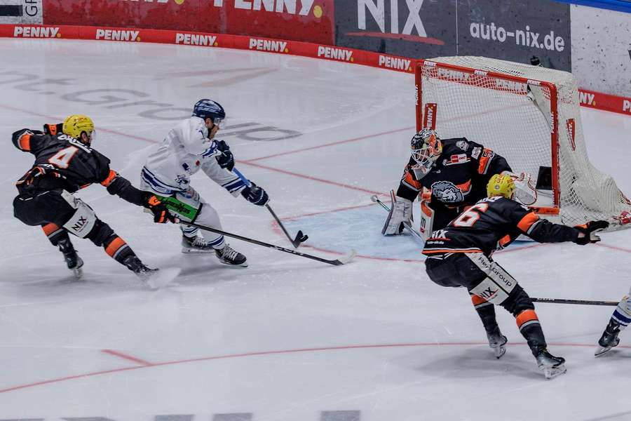 DEL: Straubing trifft nun auf die Eisbären Berlin.
