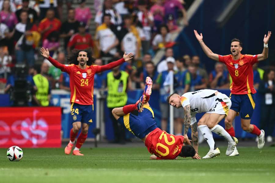 Pedri se machucou em uma entrada dura de Toni Kroos