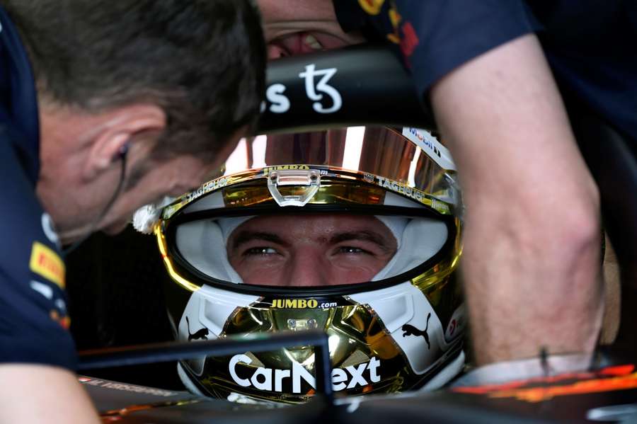 Max Verstappen zit in zijn auto tijdens de tweede vrije training op Interlagos