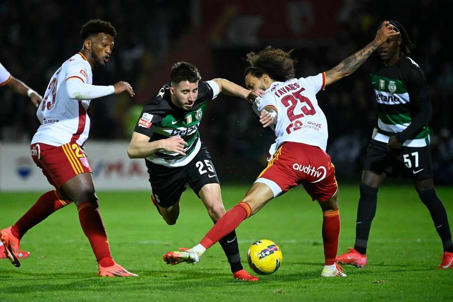 Tomás Tavares interceta a bola