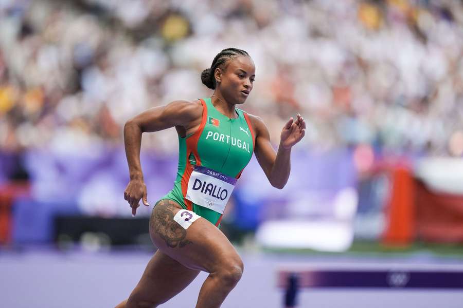 Fatoumata Diallo vence os 400 metros barreiras de meeting em Pontoise
