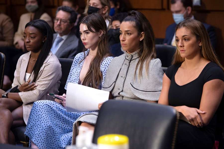 Simone Biles, McKayla Maroney, Aly Raisman en Maggie Nichols tijdens de hoorzitting vorig jaar