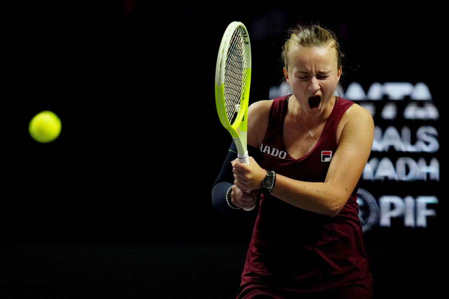 Barbora Krejcikova en acción la temporada pasada