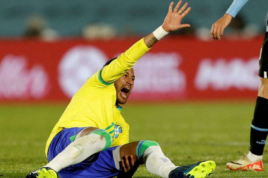 Neymar ødelagde korsbåndet og menisken i sit venstre knæ under en landskamp.
