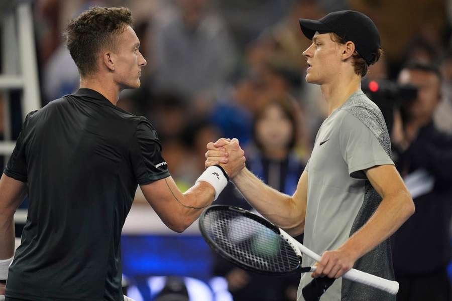 Jiří Lehečka y Jannik Sinner. Jiří Lehečka y Jannik Sinner.