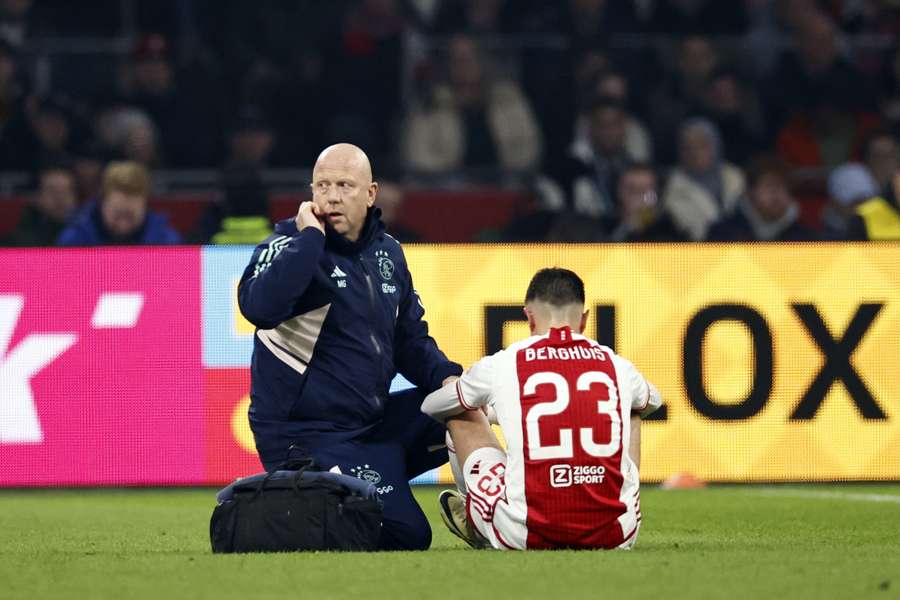 Berghuis zit geblesseerd op het veld