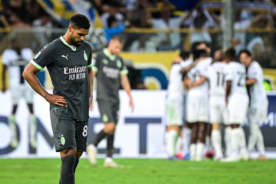 Los jugadores del Parma celebran el gol ante la decepción de los milanistas