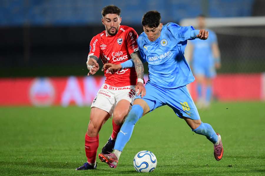 Santiago Arias, a la izquierda de la imagen, lucha por un balón con Obregón Santiago Arias, a la izquierda de la imagen, lucha por un balón con Obregón