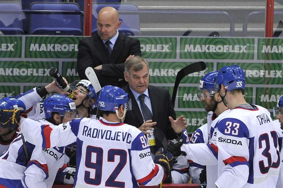 Vladimír Vůjtek uděluje pokyny i Zdeno Chárovi na MS 2012. Vladimír Vůjtek uděluje pokyny i Zdeno Chárovi na MS 2012.