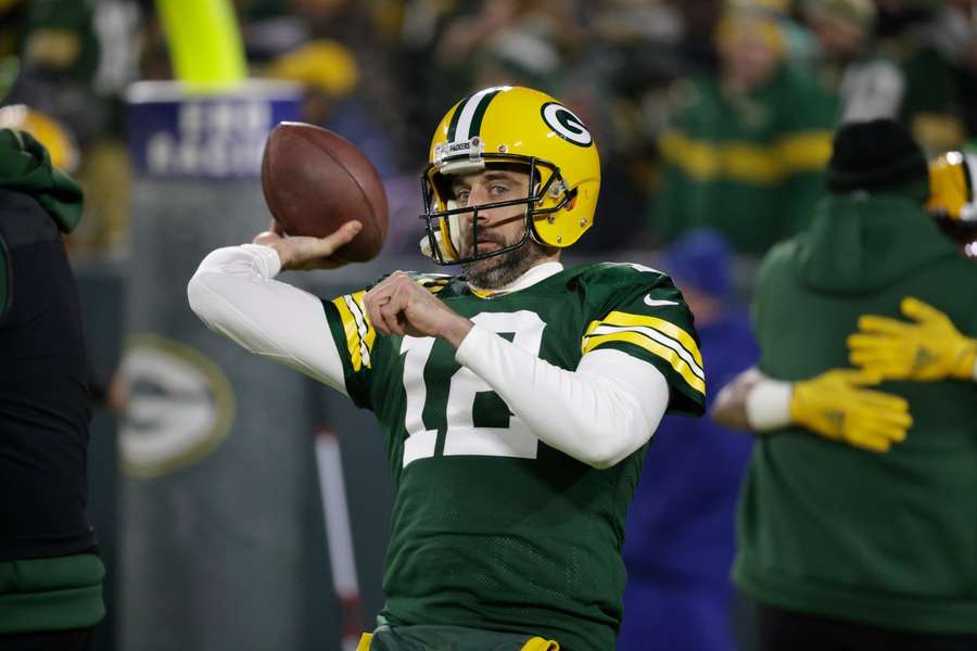 Trods heftig flirt er Aaron Rodgers stadig på kontrakt i Green Bay