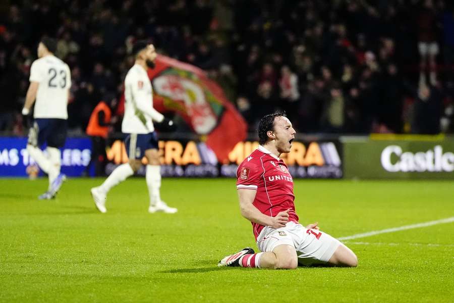 Ollie Rathbone de Wrexham célèbre après avoir marqué