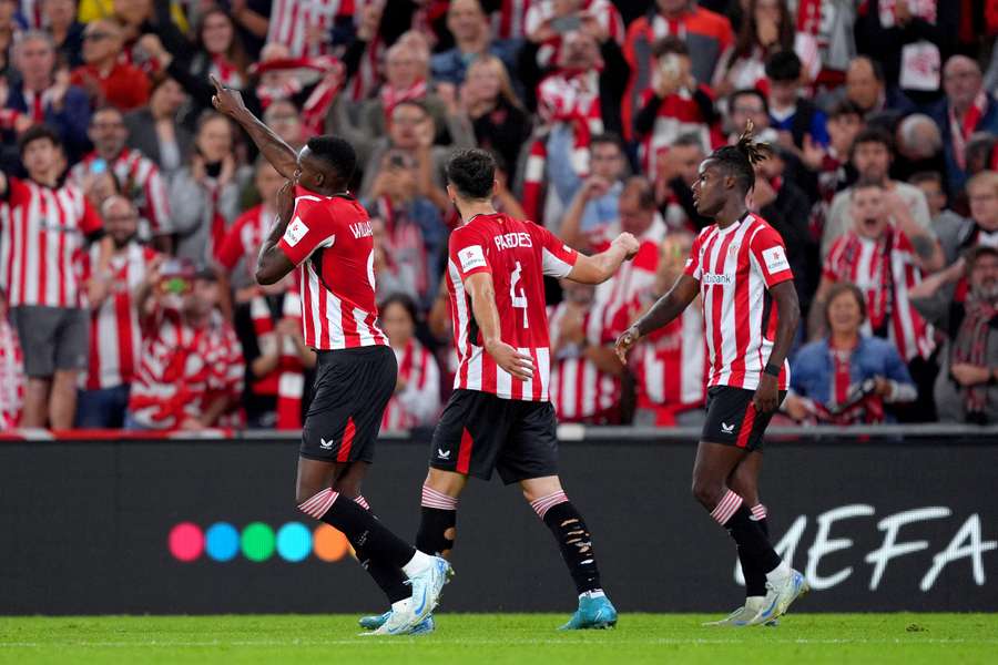 Iñaki Williams celebra su gol en San Mamés con Paredes y Nico Williams