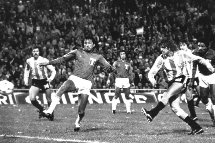 Mario Kempes (r.) im argentinischen Trikot bei der WM 1978 Mario Kempes (r.) im argentinischen Trikot bei der WM 1978
