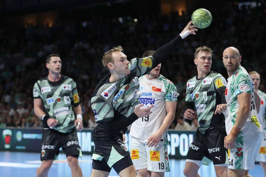 Im Hinspiel in Berlin kassierten die Füchse um Welthandballer Gidsel (M.) eine Niederlage (32:39)