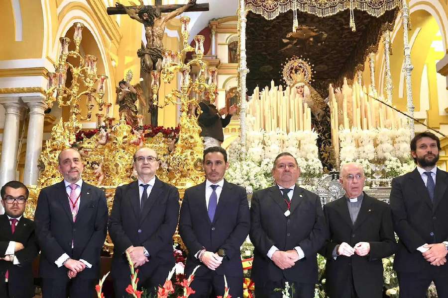 José María del Nido Carrasco, justo en el centro de la imagen