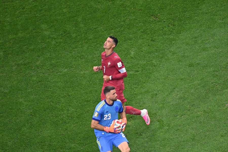 Das Bild der Nacht? Simón (u.) wird gegen Portugal zum Rekordmann, Ronaldo absolvierte sein letztes WM-Spiel