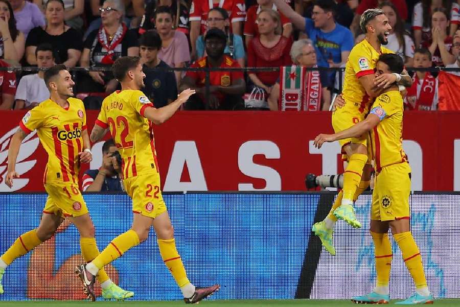 Juanpe celebra su gol al Sevilla con sus compañeros