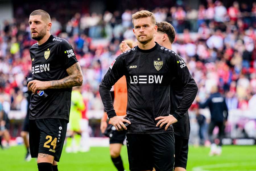 Enttäuschte VfB-Profis um Maximilian Mittelstädt (r.) nach der Niederlage in Freiburg.
