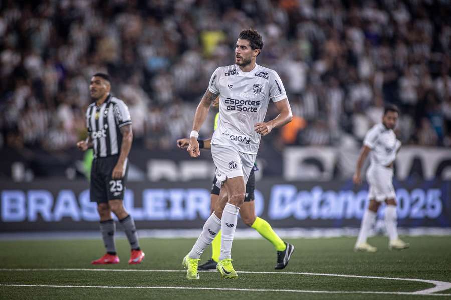 Pedro Raul fez dois gols em Botafogo 3x2 Ceará Pedro Raul fez dois gols em Botafogo 3x2 Ceará
