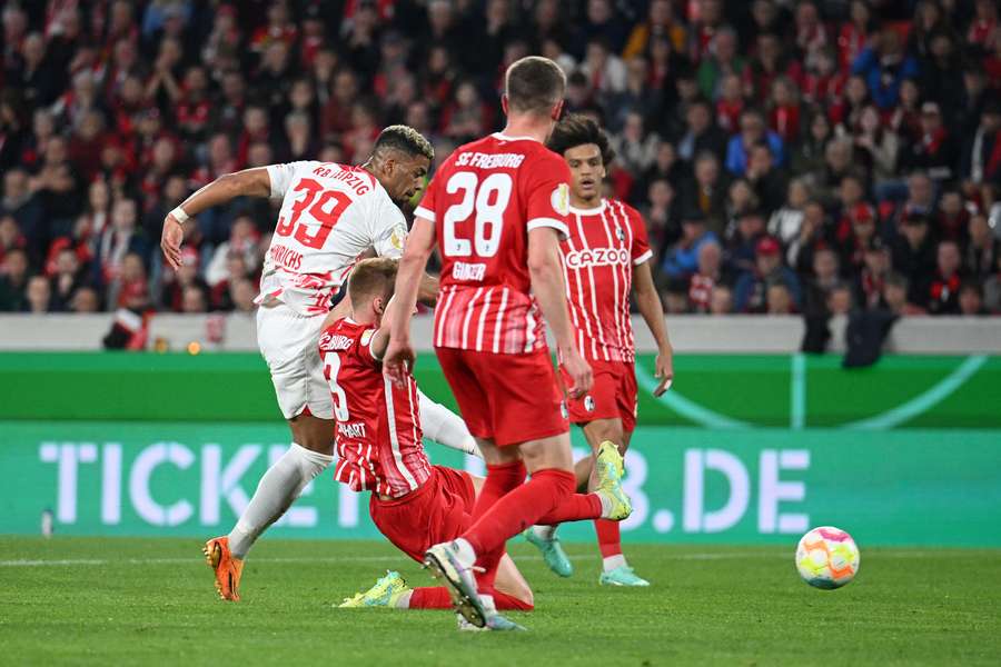 Benjamin Henrichs ve 14. minutě zvyšoval na 2:0.