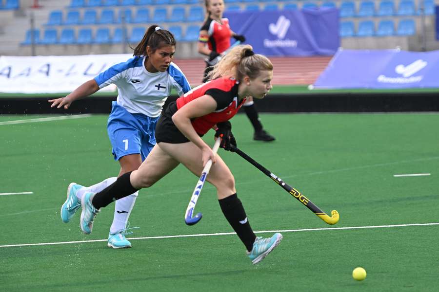 Polka Daria Skoraszewska (P) i Kenia Salminen (L) z Finlandii podczas meczu mistrzostw Europy w hokeju na trawie kobiet w 2024 roku