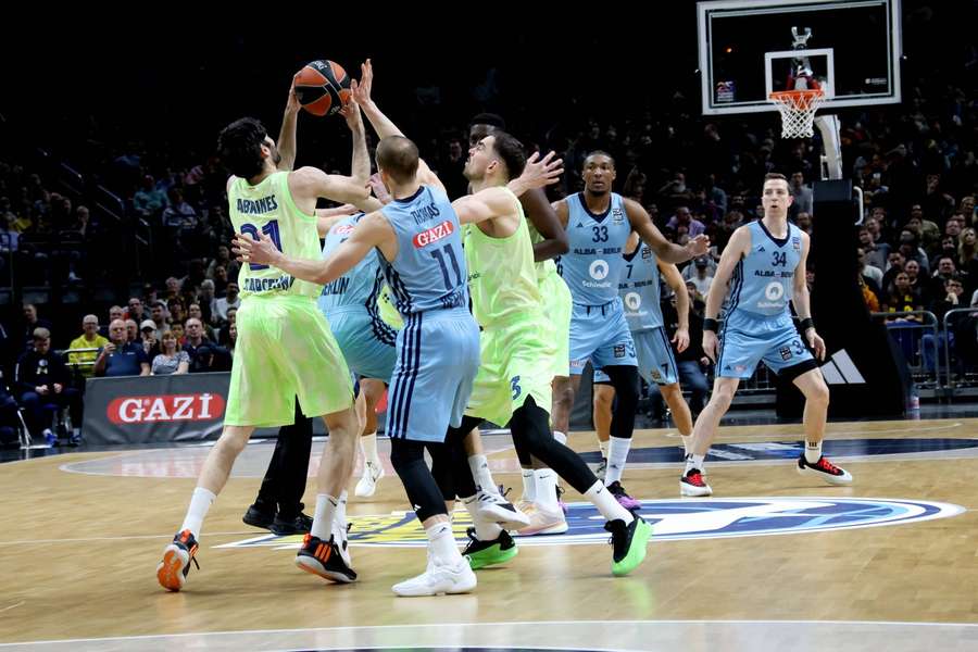 Alba scheitert auch gegen Barcelona.