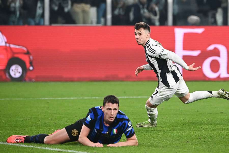 Pavard a terra mentre Conceicao gioisce