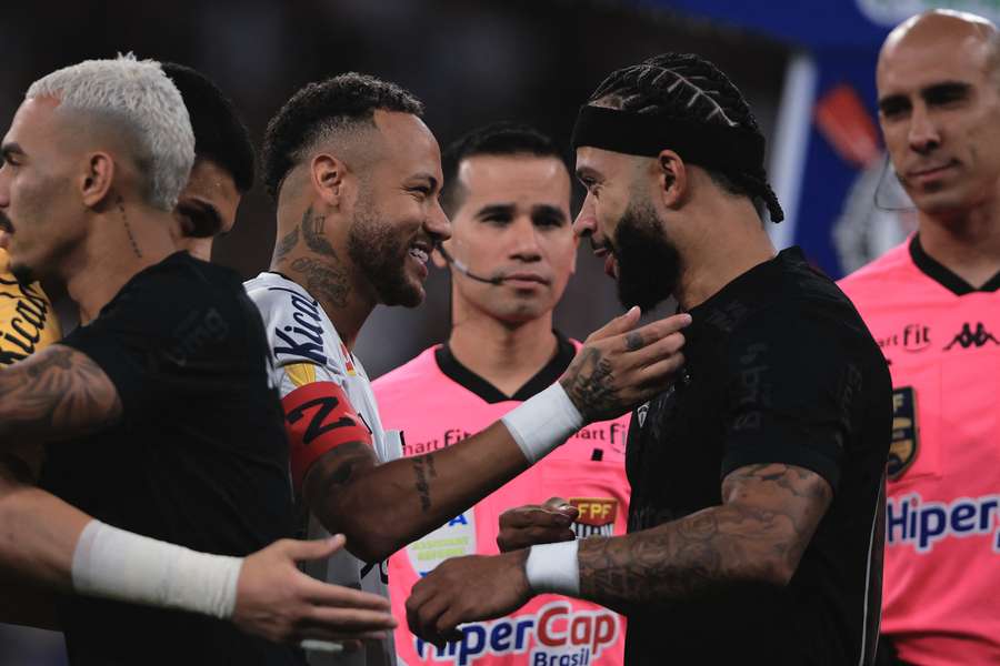 Neymar e Memphis conversam antes do clássico alvinegro pelo Paulista deste ano