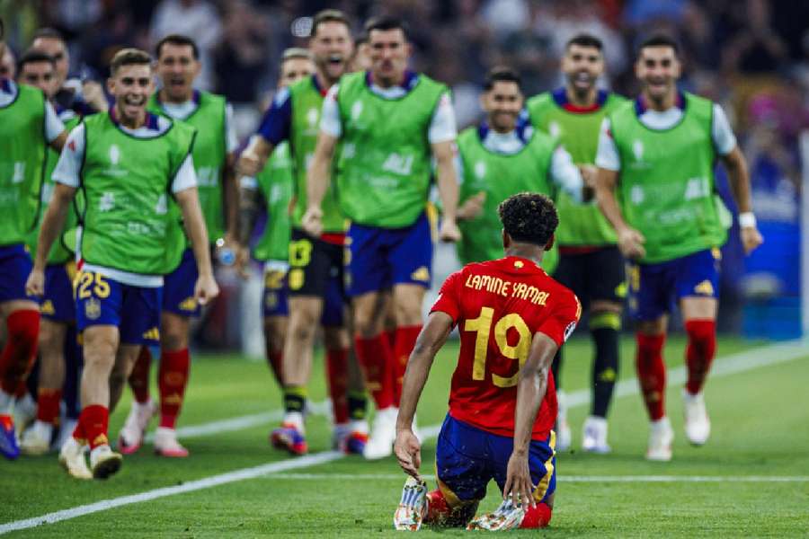 Lamine Yamal marcou golaço em semifinal contra a França e celebrou com companheiros