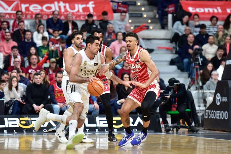 Alberto Abalde, ante Jonah Radebaugh, con Facundo Campazzo ens egundo plano Alberto Abalde, ante Jonah Radebaugh, con Facundo Campazzo ens egundo plano