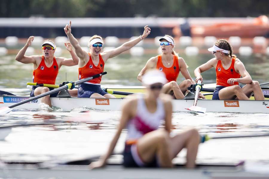 Marloes Oldenburg, Hermijntje Drenth, Tinka Offereins en Benthe Boonstra roeiden naar GOUD!